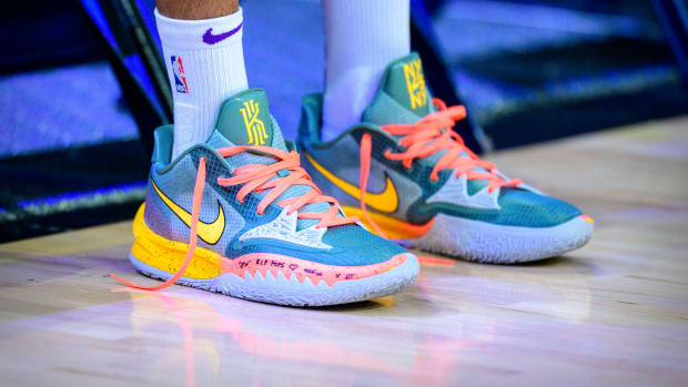 Los Angeles Lakers forward Wayne Ellington wears the Nike Kyrie 4 Low sneakers against the Memphis Grizzlies on December 29, 2021.